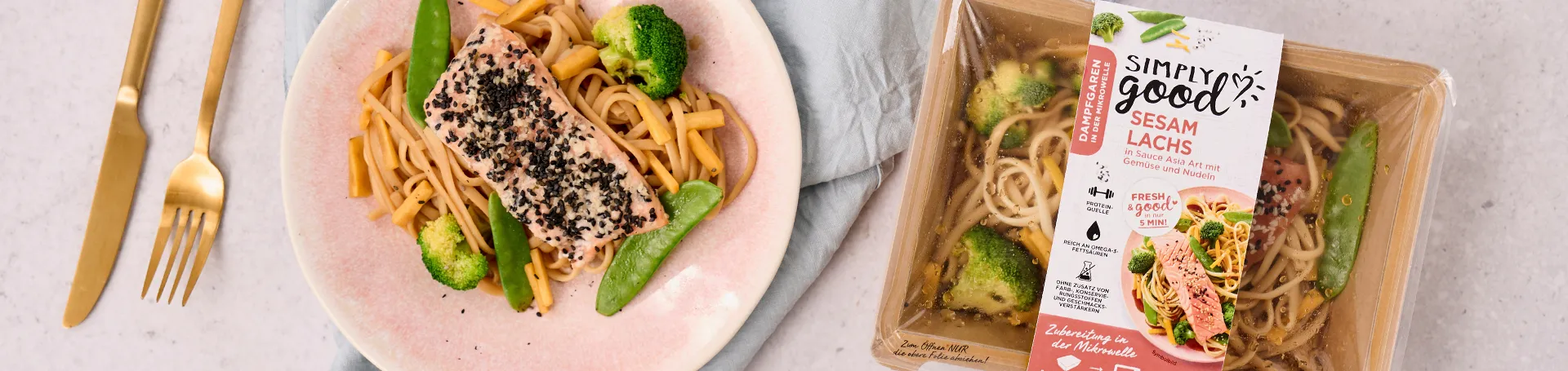 Simply Good Sesam Lachs Dampfgargericht schön angerichtet mit rosa Telle und Besteck